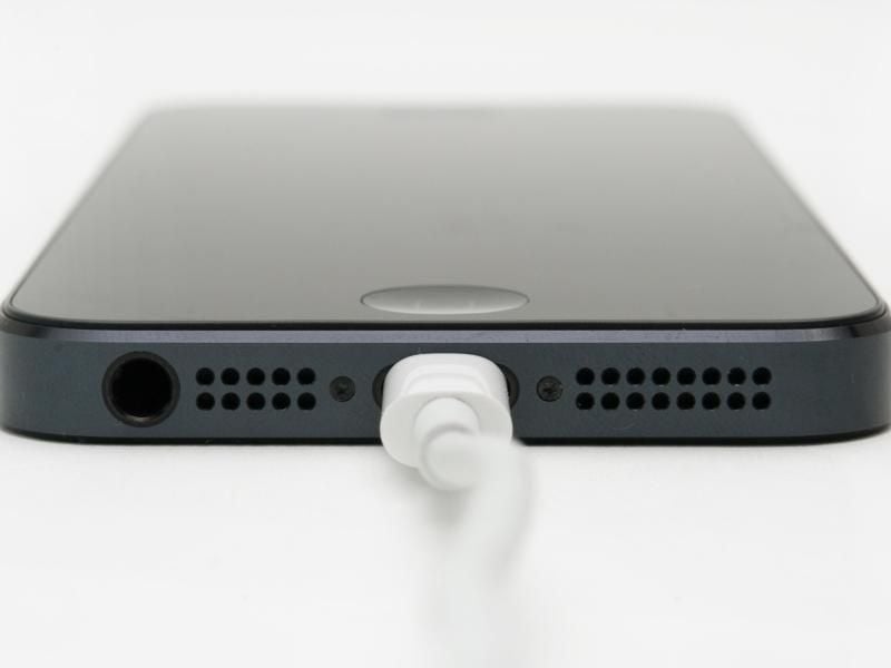 Wer das Gefühl hat, sein iPhone häufig laden zu müssen, kann den Zustand des Akkus mit dem Programm iMazing überprüfen. Foto: Franziska Gabbert
