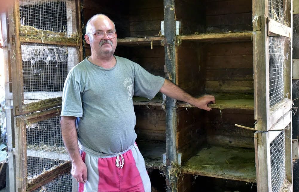 Alle Boxen sind leer: Siegfried Kamphoff hat 35 Kaninchen durch die Chinaseuche verloren.