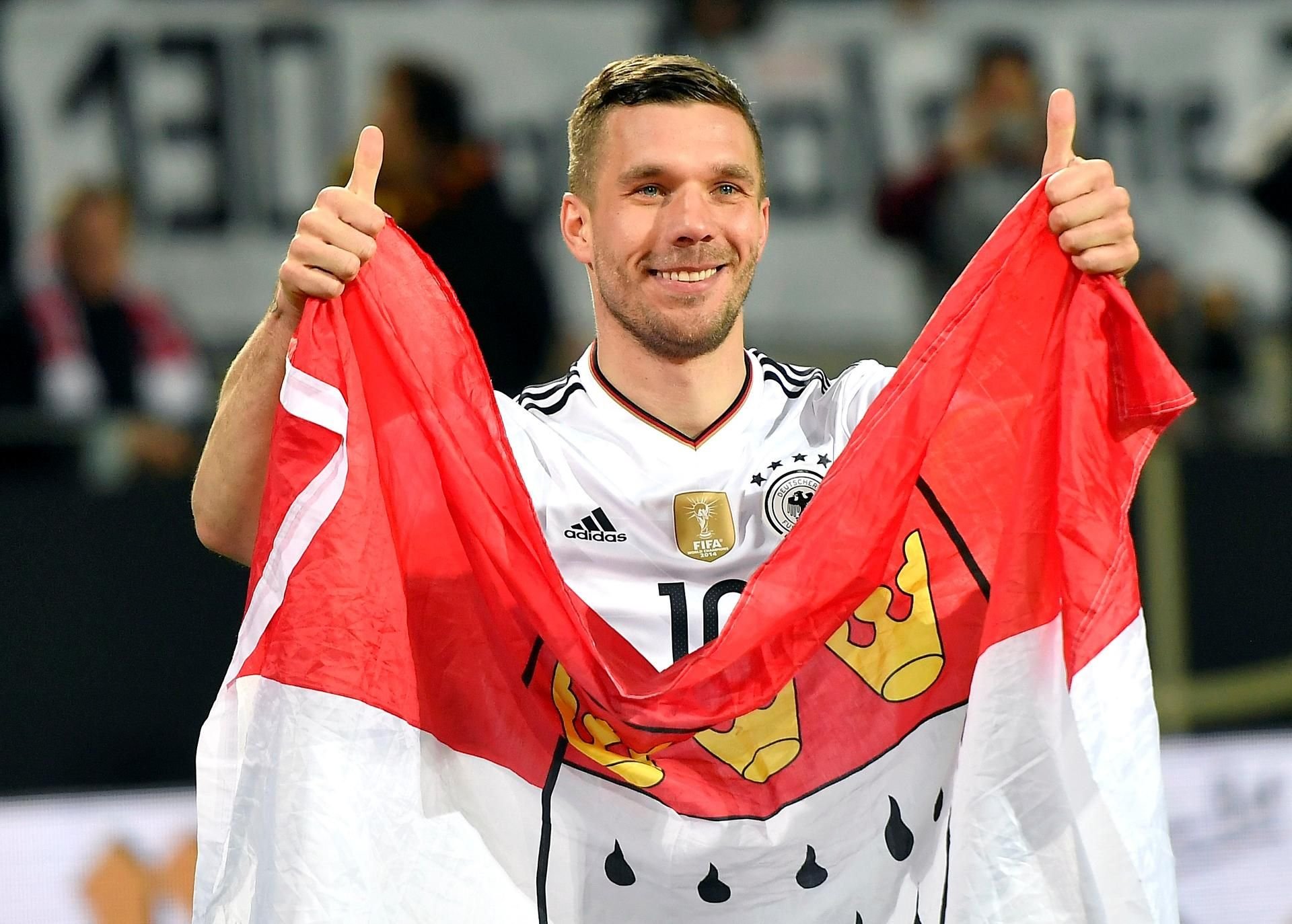 Lukas Podolski mit dem Kölner Wappen.