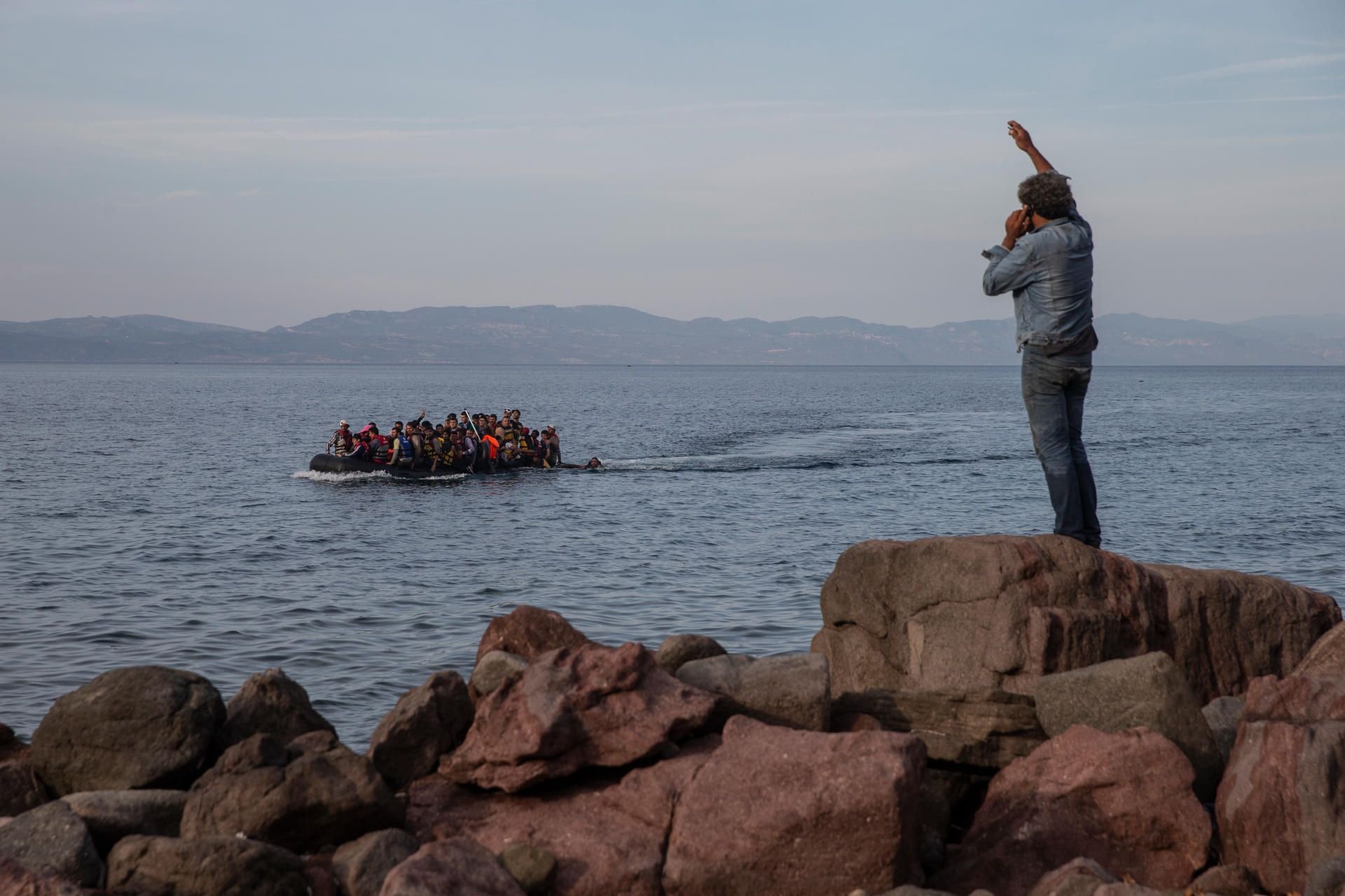 Ein Boot mit Flüchtlingen kommt auf Lesbos an.