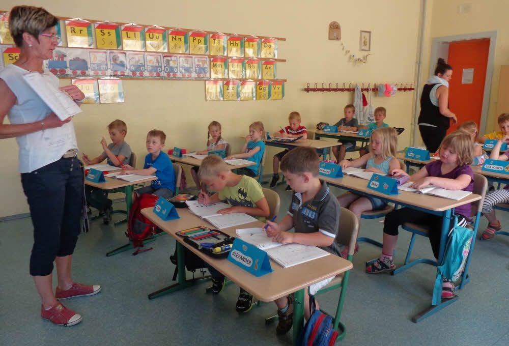 Lehrerin Ines Lukasczyk leitet die Vorschulkinder im Abc-Club bei den Übungen an. Annemarie Zischke, Erzieherin der Tagesstätte „Unter dem Regenbogen“ in Zahna, nutzt die Gelegenheit, einzelne Kinder zu beobachten.