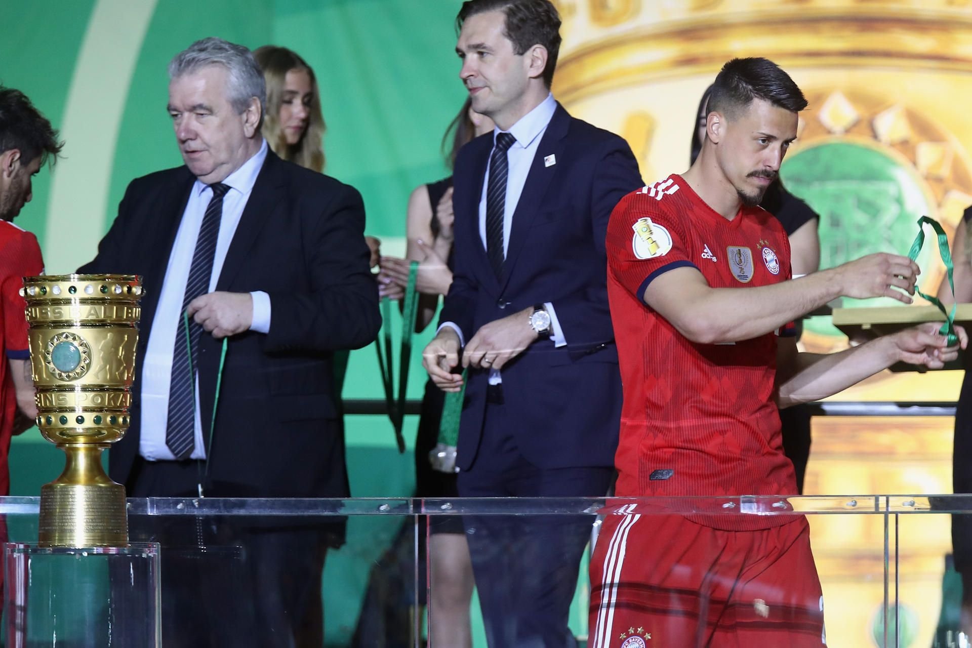 Sandro Wagner wirft seine Medaille nach dem verlorenen DFB-Pokalfinale einem Fan zu.