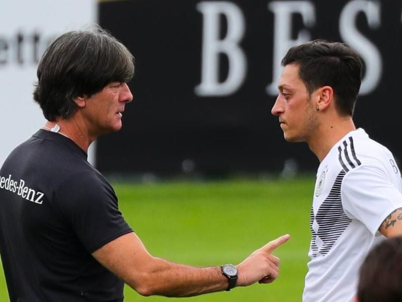 Aus der Sicht von Bundestrainer Joachim Löw hat Mesut Özil (r) klar seinen Rücktritt erklärt. Foto: Christian Charisius