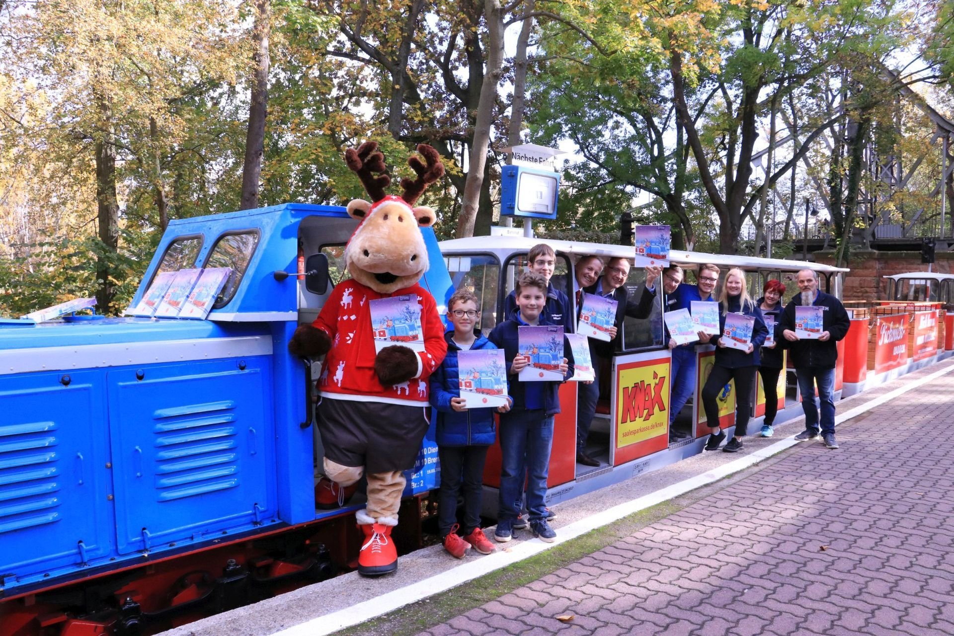 Maskottchen Rudi fährt im halleschen Advent 2019 nicht nur mit dem Peißnitzexpress, sondern wird an den Adventswochenenden auch auf dem Halleschen Weihnachtsmarkt unterwegs sein und steht gern für Erinnerungsfotos zur Verfügung.