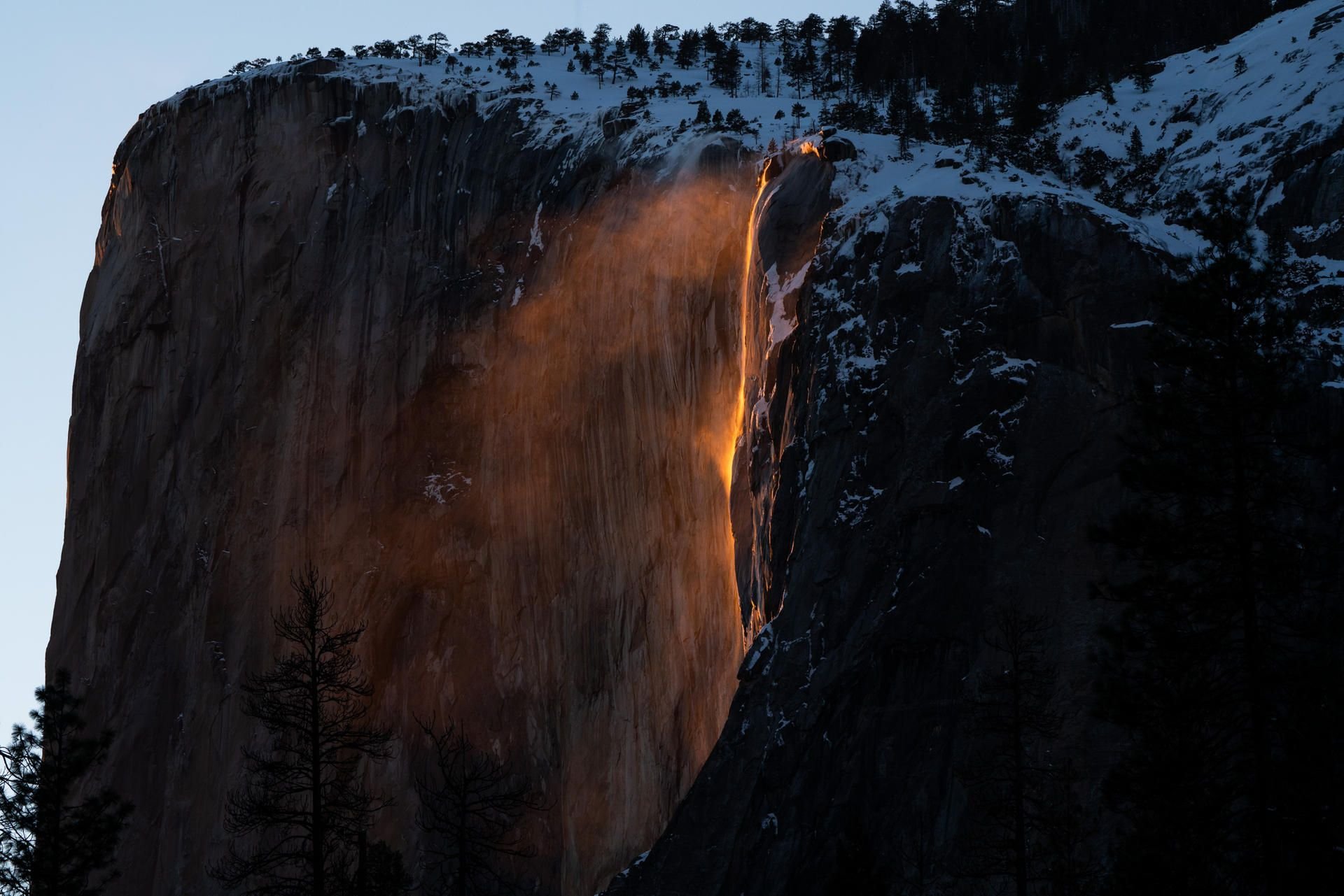Das Licht der untergehenden Sonne trifft den Horsetail Wasserfall im Yosemite Nationalpark und kreiert so das Phänomen "Firefall" (Feuerfall).