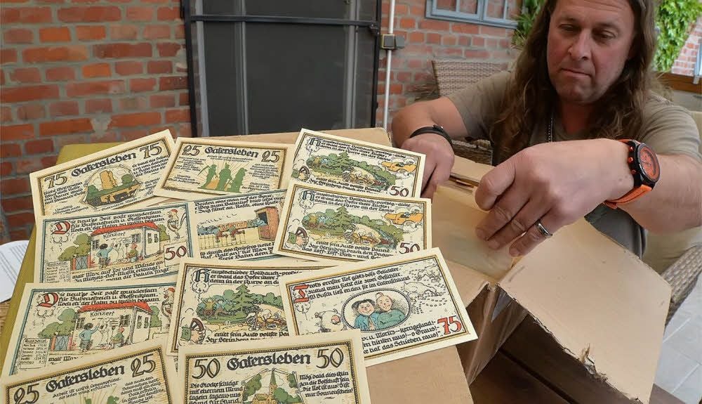 Heiko Vogeley zeigt einige Notgeldscheine seiner Sammlung.