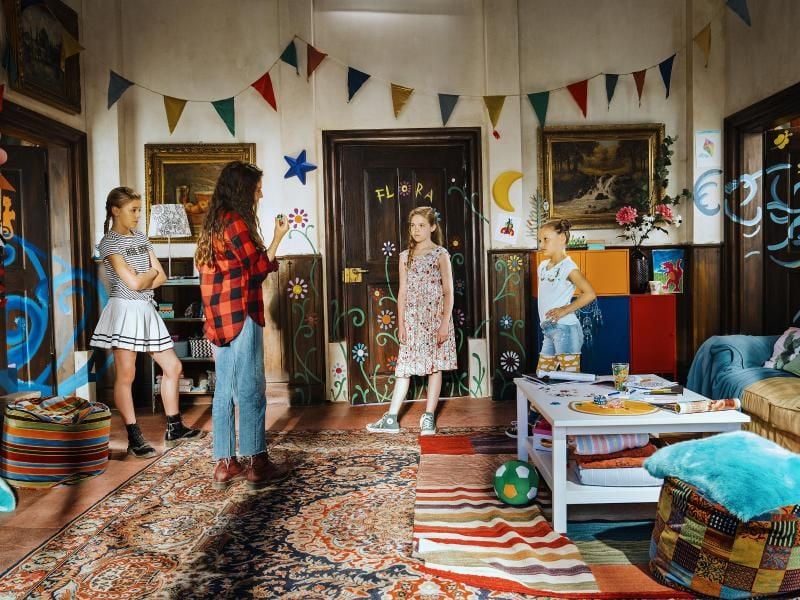 Marina (Hedda Erlebach), Flame (Laila Marie Noelle Padotzke), Flora (Lilith Julie Johna) und Sky (Leonore von Berg) können die vier Elemente beherrschen. Foto: Walt Disney Germany/dpa