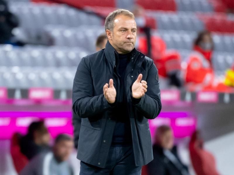 Bayern-Trainer Hansi Flick blickt nach dem Sieg in der Champions League bereits auf das Topspiel am Wochenende. Foto: Sven Hoppe/dpa