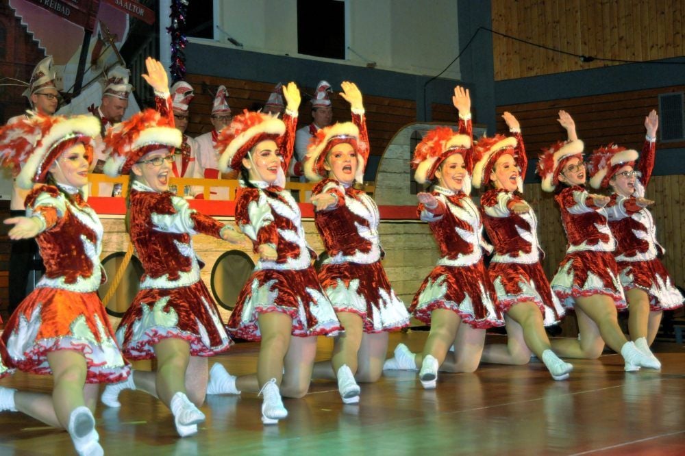 Die Prinzengarde in Alsleben begeistert mit ihrem Gardetanz zum Après-Ski-Mix das Publikum in der Mehrzweckhalle.