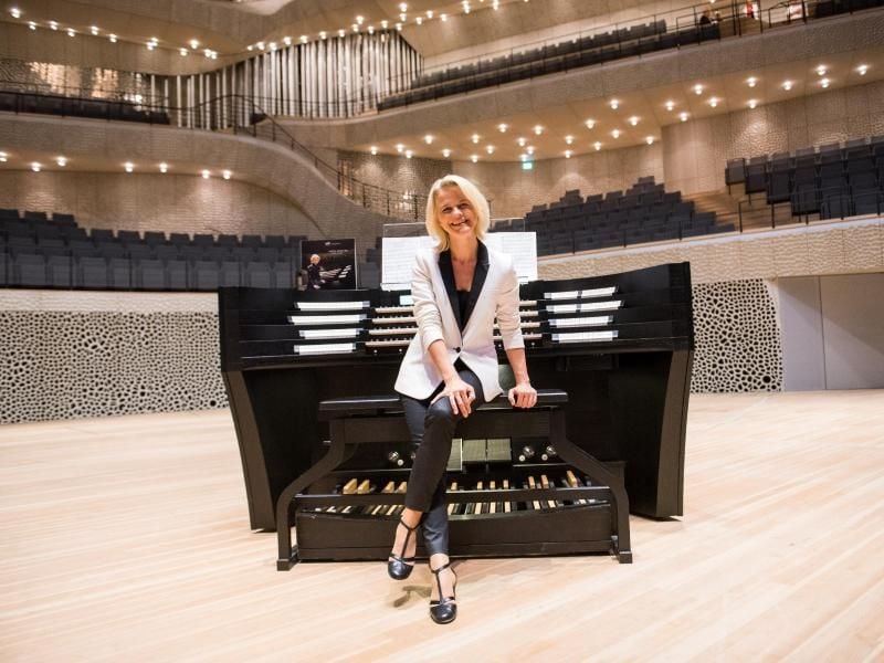 Titularorganistin Iveta Apkalna in der Hamburger Elbphilharmonie. Foto: Daniel Bockwoldt