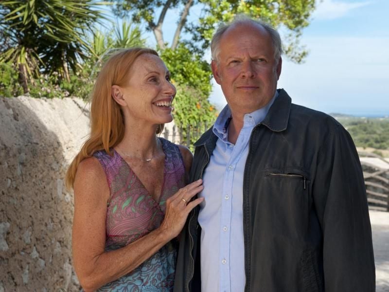 Gundula (Andrea Sawatzki) und Gerald (Axel Milberg) wollen sich auf Mallorca erholen. Foto: Britta Krehl