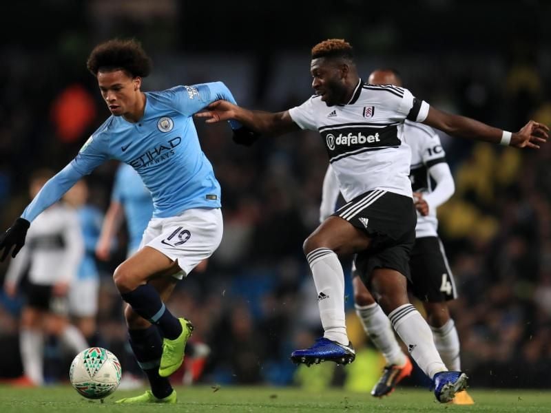Manchesters Leroy Sané (l) setzt sich gegen Fulhams Timothy Fosu-Mensah durch. Foto: Mike Egerton/PA Wire