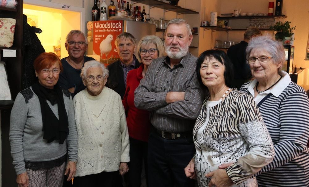 Im Kreise ihrer Familie begeht Margarete Pietsch im Café Lang ihren 101. Geburtstag und erhält dazu viele Glückwünsche. Ihr ehemaliges Elternhaus im Naumburger Stadtteil Almrich ist heute Vereinshaus des Heimatvereins Altenburg an der Saale.