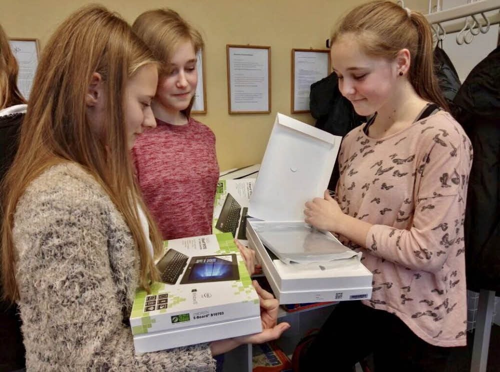 Tablets statt Schulbücher? An der IGS in Halle wird seit vergangenem Dezember digital gelernt. W-Lan gibt es im ganzen Schulgebäude.