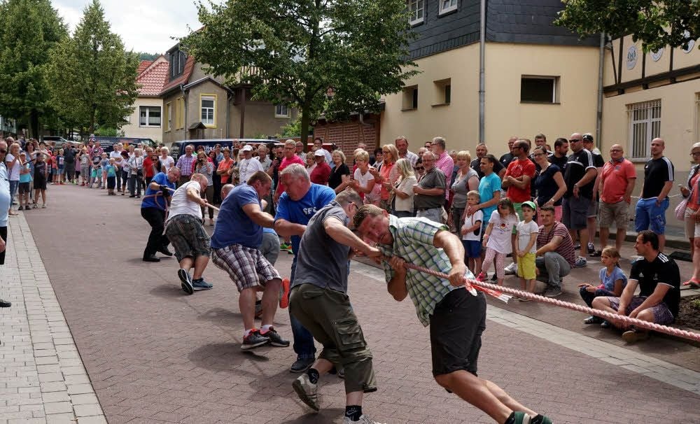 Viele Schaulustige verfolgten den Wettkampf in der Ellernstraße, hier die Oldstars mit Frank Umgelder.