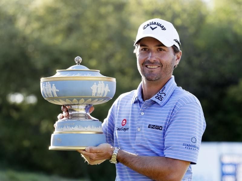 Kevin Kisner posiert nach seinem Sieg in Austin mit Trophäe. Foto: Eric Gay/AP/dpa