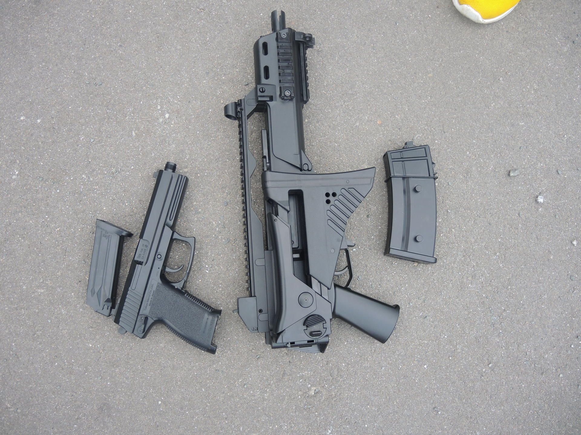 Die mutmaßlichen Schützen hatten eine Softairwaffe in Form einer Maschinenpistole sowie eine weitere in Form einer Pistole bei sich