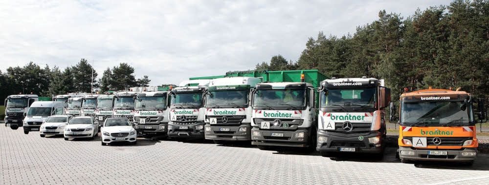 Die Fahrzeugflotte des in Schweinitz ansässigen Unternehmens trägt inzwischen den neuen Firmennamen.