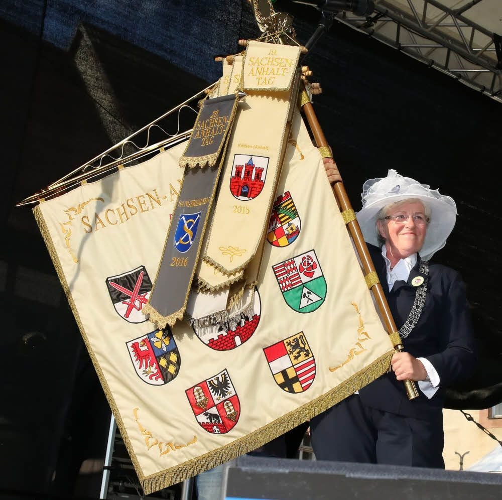 Zum Abschluss des Sachsen-Anhalt-Tags in Sangerhausen wurde auf der Bühne auf dem Markt die Landesfestfahne an die Eisleber Oberbürgermeisterin Jutta Fischer (SPD) übergeben. Die Lutherstädter sind die nächsten Ausrichter des Sachsen-Anhalt-Tages.