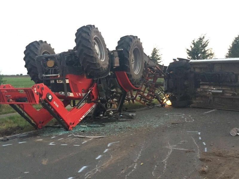 Der Sprinter prallte mit der landwirtschaftliche Zugmaschine zusammen. Dabei starb ein Mann.