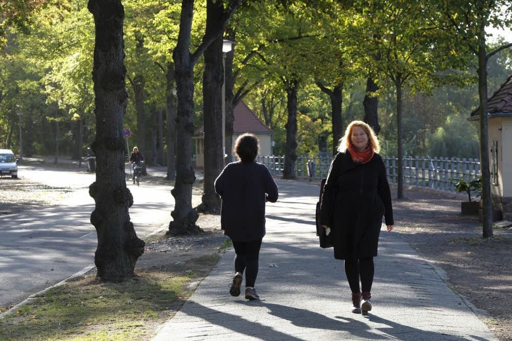 Berit Ichite (r.) ist wie viele Hallenser gegen das Fällen der Linden am Riveufer. Am Montag hat die Hallenserin eine Petition gestartet.