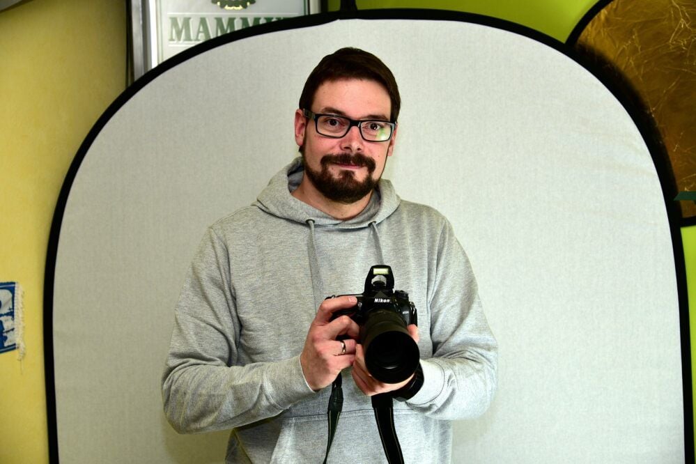 Maik Lenneper ist begeisterter Hobbyfotograf. Sogar zu Hause hat er sich eine Zimmerecke mit Fotostudiocharakter eingerichtet.