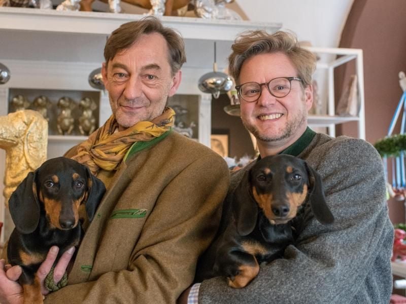 Josef Küblbeck (l) mit Dackel Seppi und Oliver Storz mit Moni. Foto: Armin Weigel