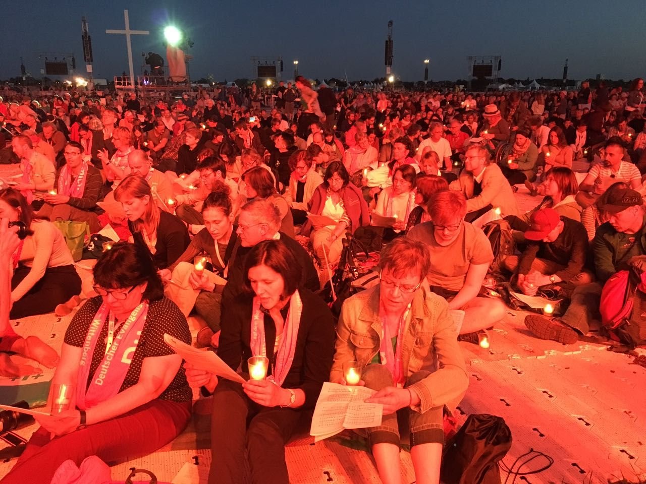 Viele Menschen genießen den lauen Abend bei der Nacht der Lichter.