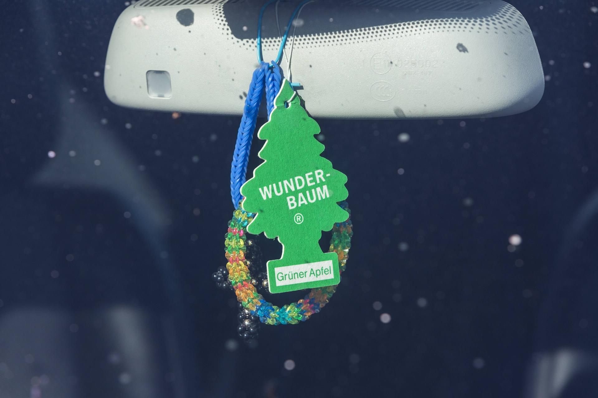 Die bunten Duftbäume hängen in vielen Autos. Mediziner warnen immer wieder vor den gesundheitlichen Risiken.
