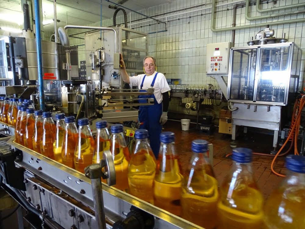 Reinhard Jung ist einer von 14 Mitarbeitern in der Brauerei Zahna GmbH. Hier ist er im Einsatz am Etikettierer.