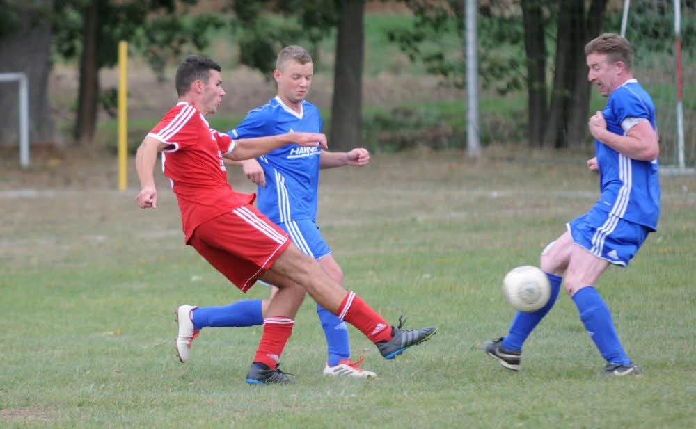 Lars Porse (l.) vom FSV Klosterhäseler schießt den Kapitän und Siegtorschützen der Gäste, Carsten Meinhardt, an. Billroda/Bad Bibra II/Saubach II setzte sich am Ende mit 2:1 durch.