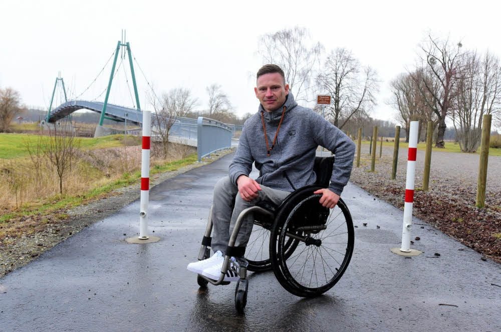 Rico Pfeiffer fährt oft auf dem Radwanderweg an der Saale, wie hier in Leißling. Gern würde er den Rollstuhl gegen ein Handbike tauschen.