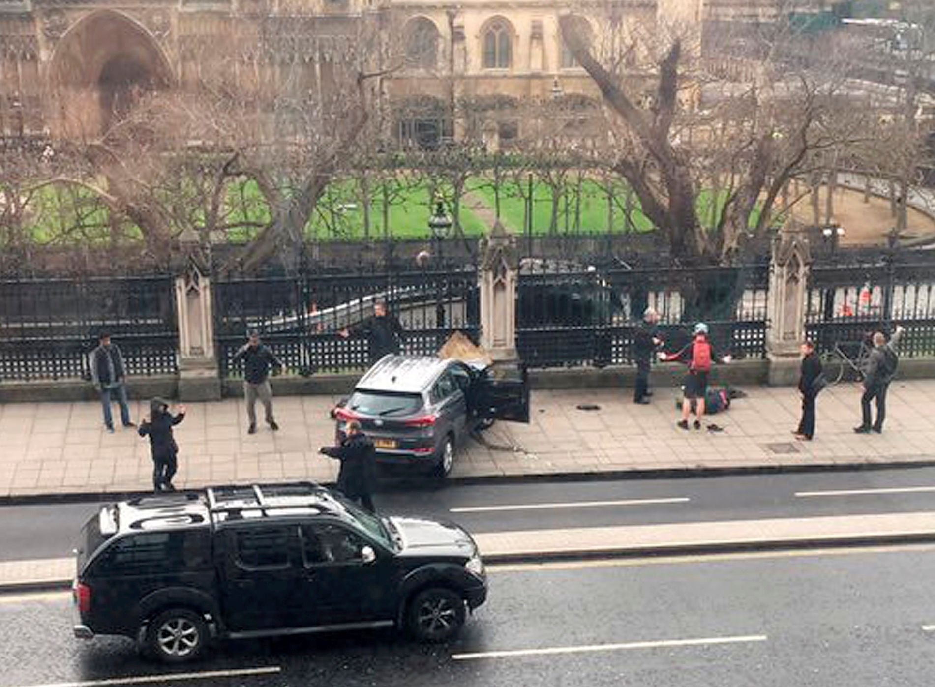 Ein Bild aus dem Twitter-Account von James West, zeigt ein Auto auf dem Bürgersteig vor dem Palast von Westminster während des Zwischenfalls.