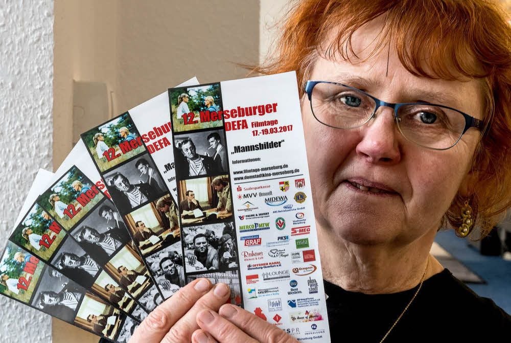 Halina Czikowsky vom Förderverein Kino Völkerfreundschaft zeigt die neuen Flyer.