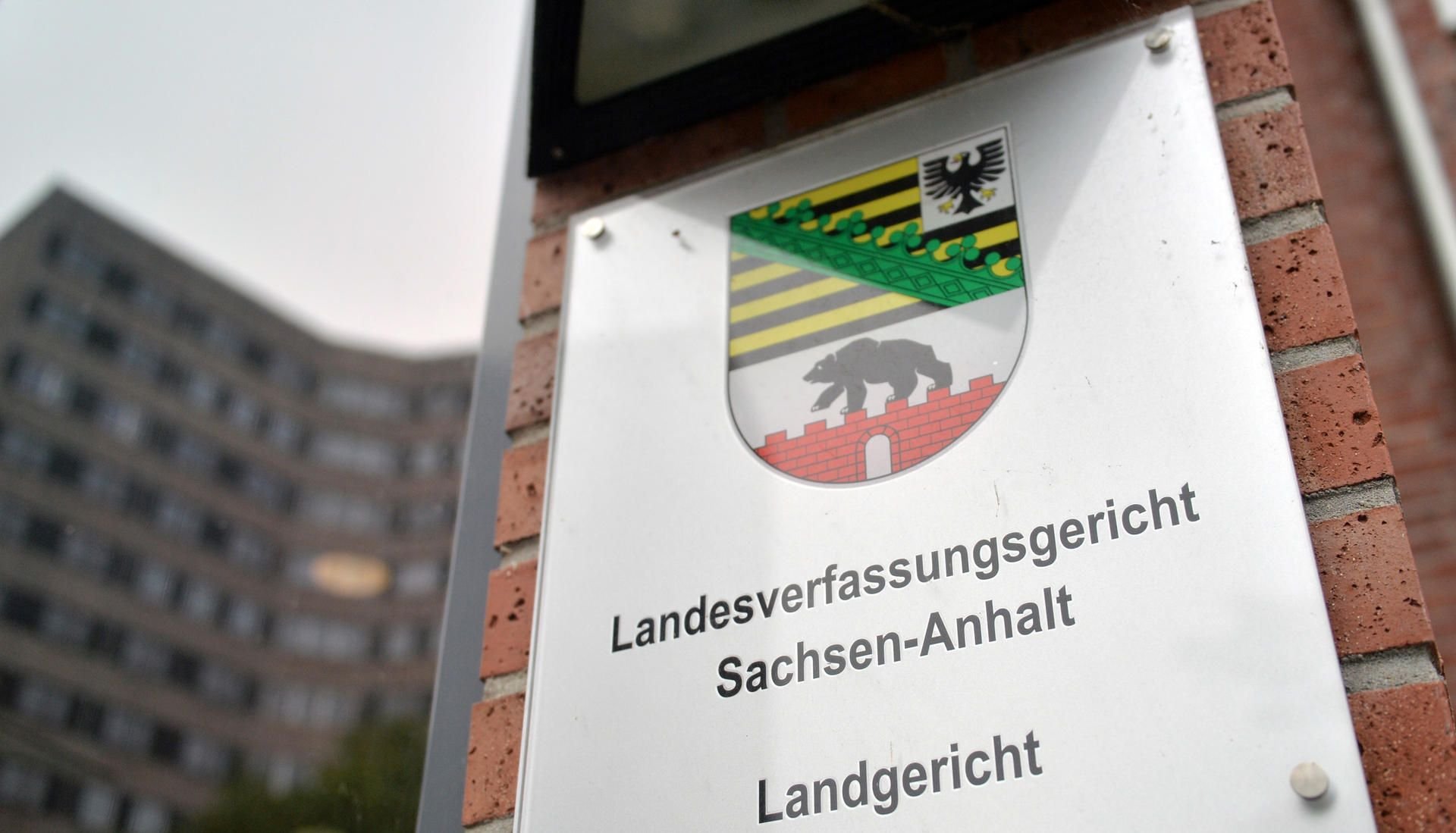 Dessau-Roßlau: Blick auf ein Hinweisschild am Landesverfassungsgericht Sachsen-Anhalt.