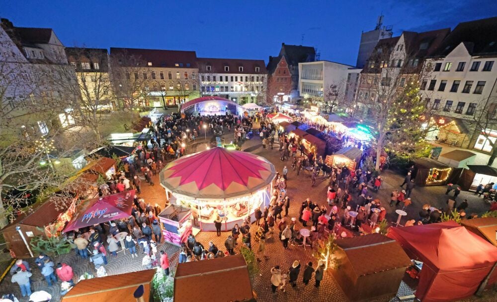 Schöne Erinnerung: Weihnachtsmarkt 2019 in Bitterfeld. Die Stadt will 2020 die Tradition unter Corona-Bedingungen aufrecht erhalten.