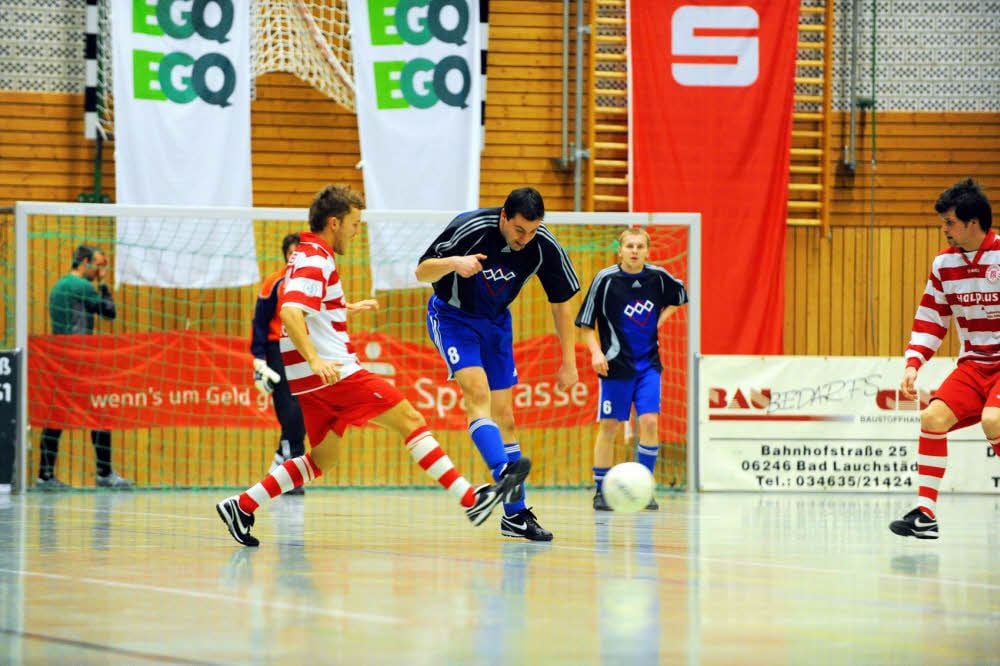 Bereits 2009 hatte der Reinsdorfer Tippspiel-Experte Ralf Staake 2.v.l.), hier vor dem damaligen HFC-Spieler Benedikt Seipel am Ball, Körperkontakt mit Höherklassigen.