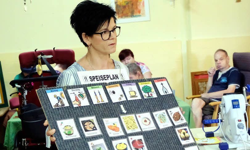 Jacqueline Schindler-Bösigk stellt den Speiseplan vor.