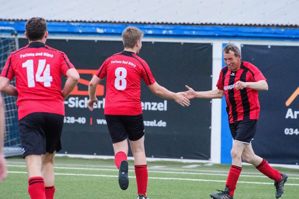Bernd Dönitz (r.) klatscht Tim Schaepmann ab. Beide brachten die Bad Bibraer im Jahnsportpark mit 2:0 in Front, aber am Ende jubelten die Einheimischen.