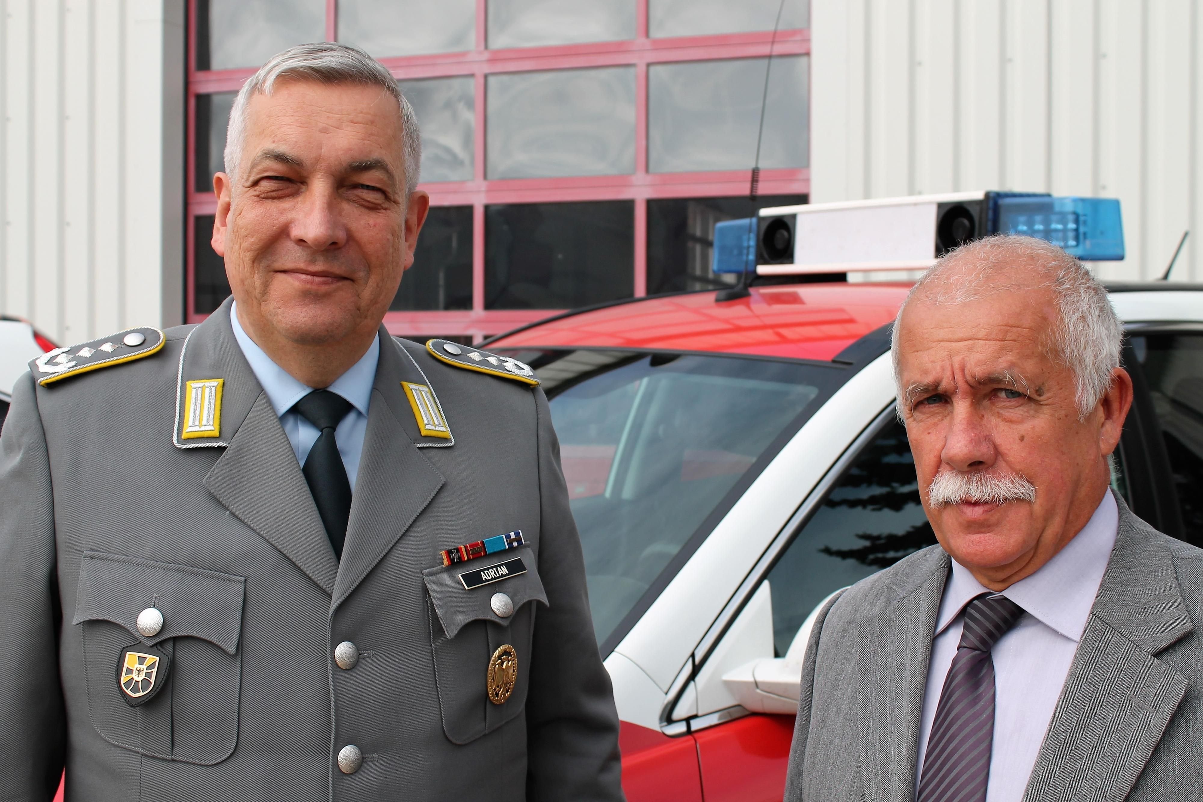 Oberst Halvor Adrian (li.) mit Landrat Jürgen Dannenberg
