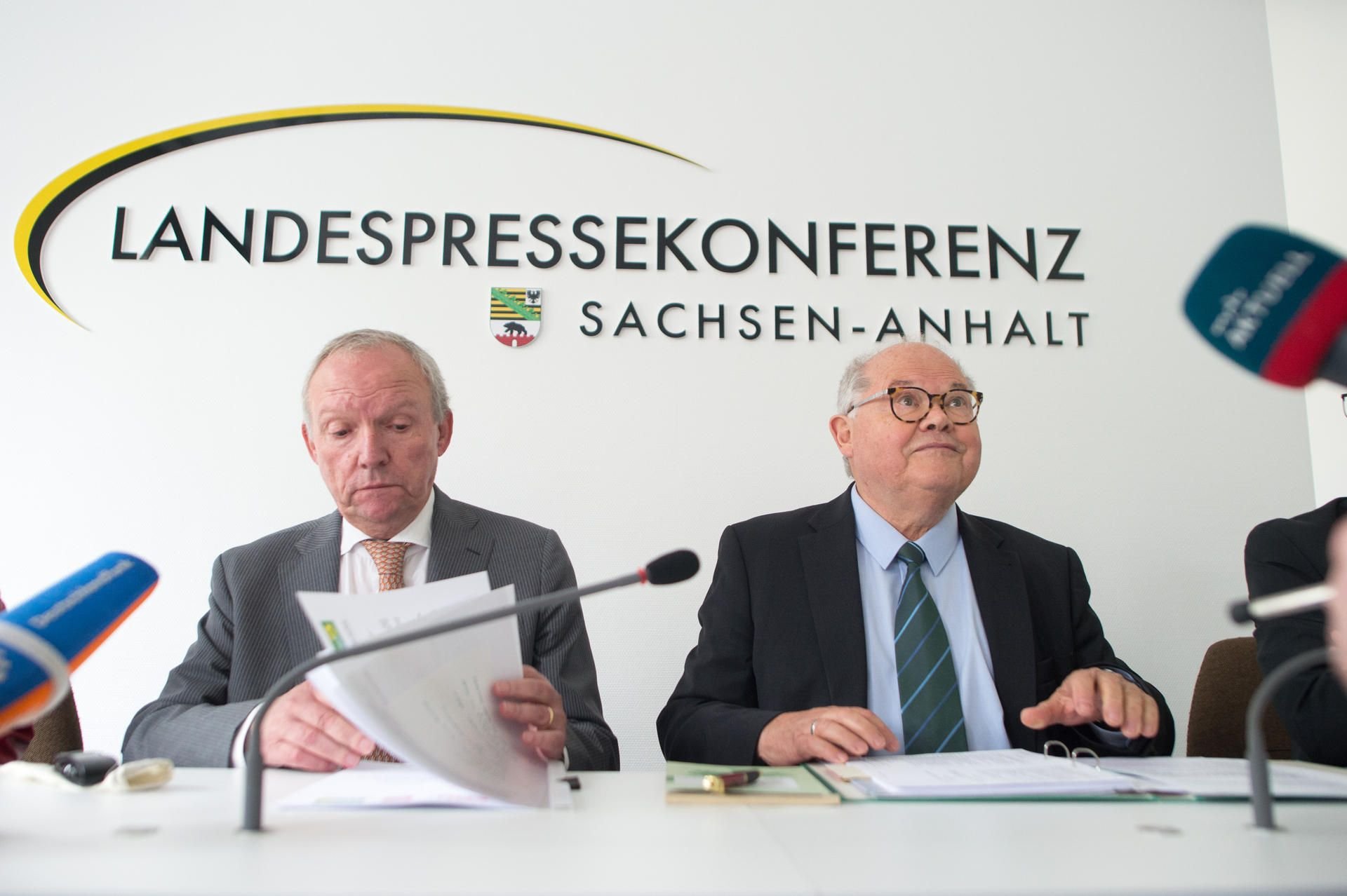 Der ehemalige Generalstaatsanwalt Manfred Nötzel (l.) und der Rechtsanwalt Jerzy Montag bei einer Pressekonferenz im Landtag.