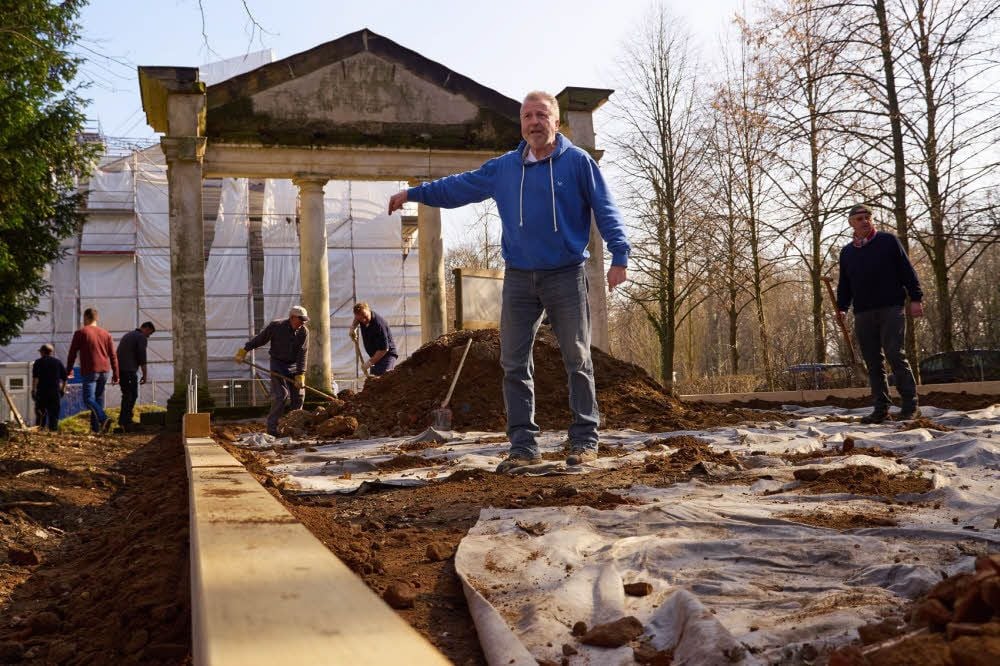 Projektleiter Günther Laux auf dem Gelände des ehemaligen Küchengebäudes. Der Wiederaufbau ist das große Ziel.