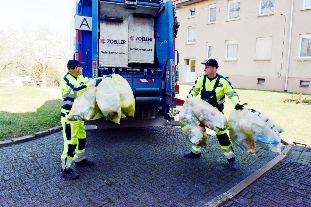 Detlef Schrinner und Ralf Tiller von der Firma „Prezero“ sind täglich im Einsatz, um Gelbe Säcke einzusammeln. Hier holen sie gerade welche in Hedersleben ab.