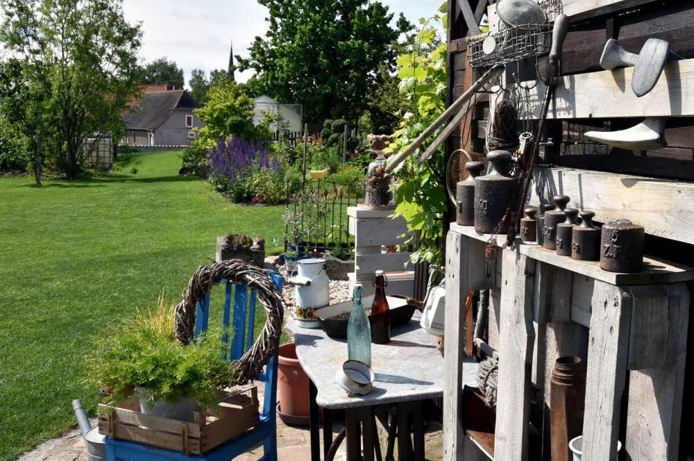Auch altes Werkzeug, Flaschen und Kannen dienen als Accessoires im Garten von Sibille Martin. Dies seien Erbstücke von ihren Großeltern.