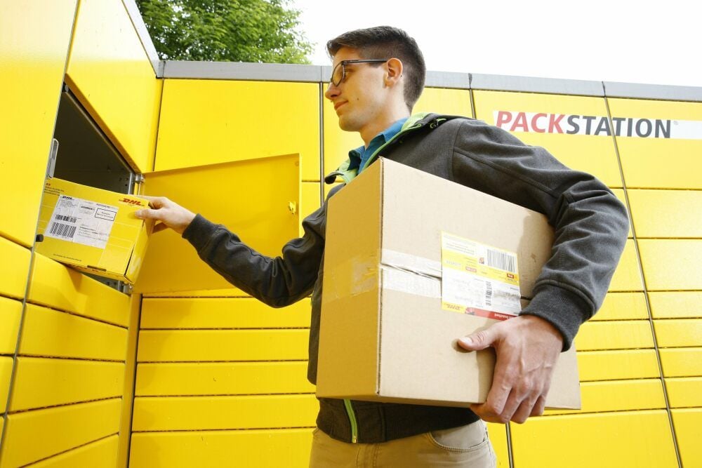 Ein DHL-Kunde nutzt die Packstation
