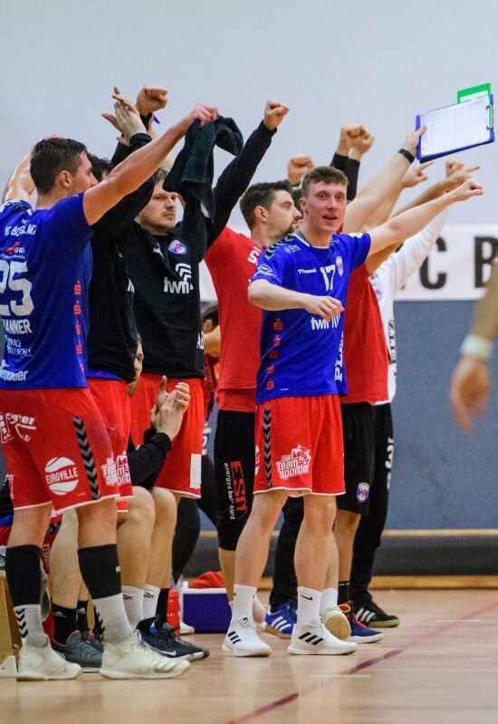 Die Bank der Burgenländer jubelt: Mit 32:23 gegen die HSG Ostsee gelingt ein Drittliga-Auftakt nach Maß.