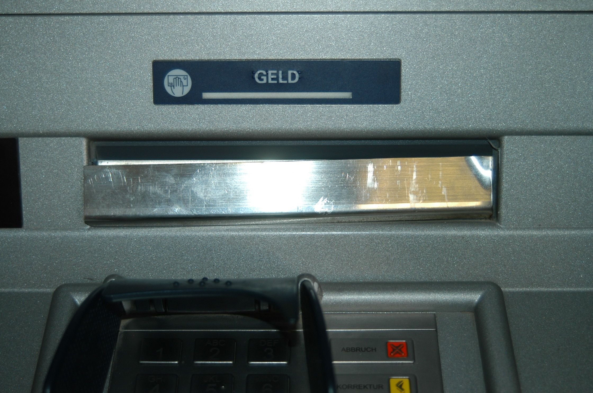 Manipulierter Geldautomat