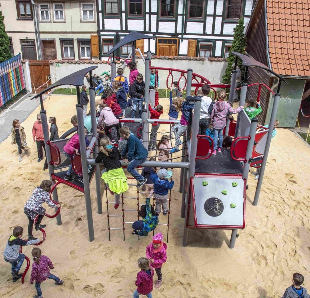 Die Stadt Quedlinburg investiert immer wieder in ihre Grundschulen. So hat zum Beispiel die Neustädter Grundschule im Juni ein neues Spielgerät auf dem Hof bekommen.