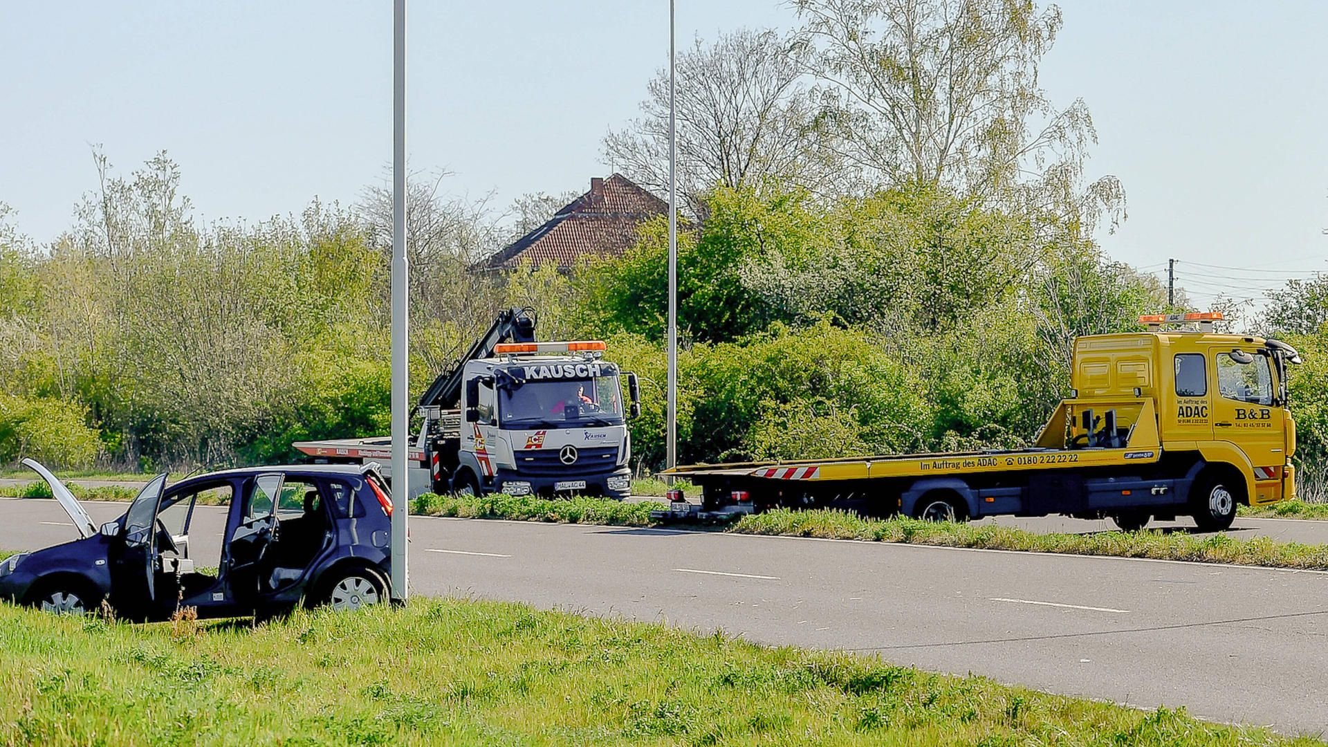 Wildunfall zweier Fahrzeuge mit einem Reh auf der Europachaussee in Halle.