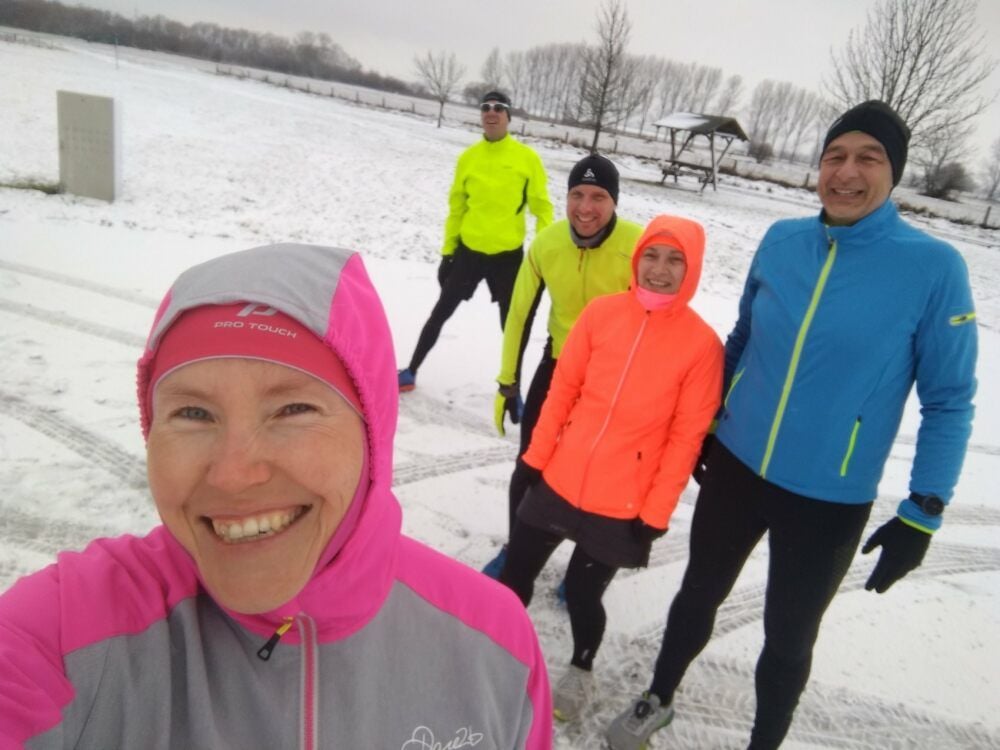 Julia Kannheiser (vorne links) ging als Vorsitzende des SSV Eisleben mit gutem Beispiel voran und nahm am Neujahrslauf teil. Doch auch beim Laufen in der Natur war es der passionierten Läuferin wichtig, die Corona-Regeln einzuhalten und Abstand zu wahren.
